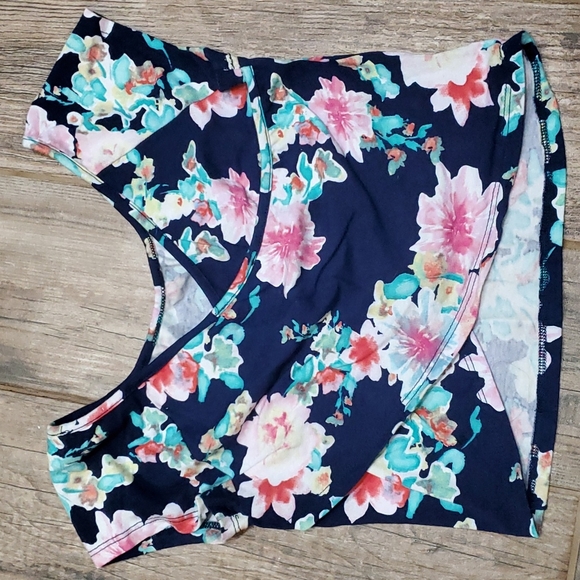 Lush navy blue floral cross back crop top in size XS - Picture 2 of 4
